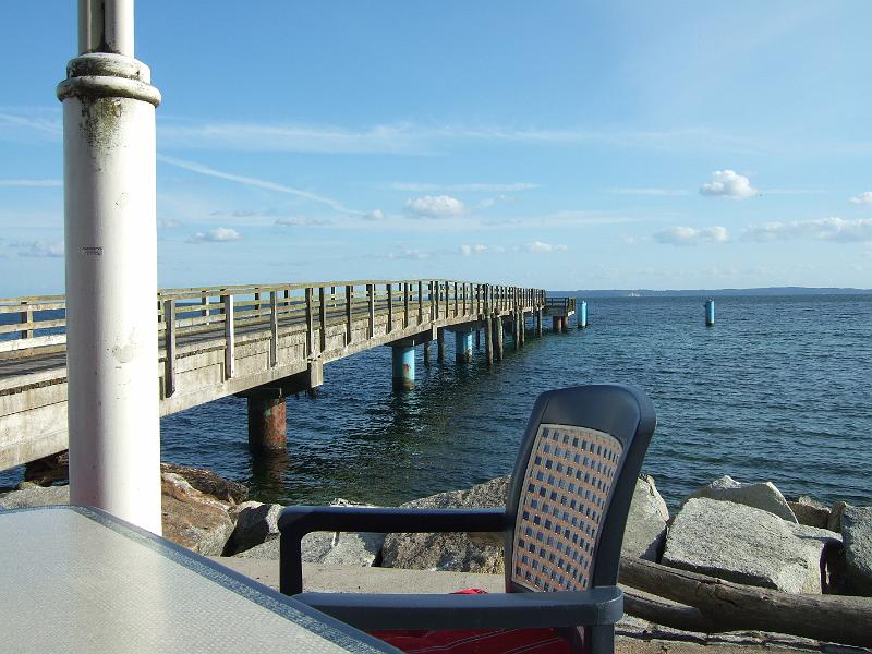 2009-08- (593).JPG - ... ein Päuschen bei einem kühlen Getränk mit Blick auf's Meer